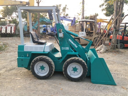 ขายรถตักล้อยาง ยี่ห้อ KOMATSU SK05 นำเข้าจากญี่ปุ่น ติดต่อ 086-775-7900 086-324-1992