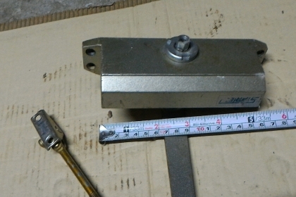 โช๊คตัวช่วยหมุน ปิด ประตูเวลาดึงเปิดประตูแล้วลืมปิด ช่วยป้องกันแมลง สัตว์เข้ามา นำไปยึดติดกับประตูที่มีอยู่เดิมที่บ้านได้เลย