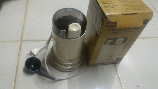 เครื่องบดกาแฟ Electric  Coffee  Mill ส่วนที่บดเป็นสแตนเลส ตัวเครื่องขนาดกระทัดรัด ใช้ไฟ 100 V. กำลังไฟแค่ 120 W.