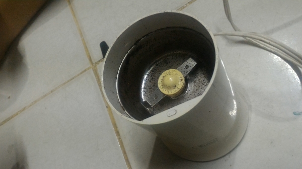 เครื่องบดกาแฟ Electric  Coffee  Mill ส่วนที่บดเป็นสแตนเลส ตัวเครื่องขนาดกระทัดรัด ใช้ไฟ 100 V. กำลังไฟแค่ 120 W.