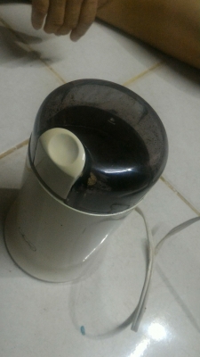 เครื่องบดกาแฟ Electric  Coffee  Mill ส่วนที่บดเป็นสแตนเลส ตัวเครื่องขนาดกระทัดรัด ใช้ไฟ 100 V. กำลังไฟแค่ 120 W.