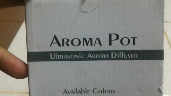 เครื่องเพิ่มความชื่นใช้การแตกตัวของน้ำเป็น ของใหม่  ยี่ห้อ AROMA  POT ในห้องระบบอัลตร้าโซนิคแบบไม่ใช้ความร้อน ใช้กับผู้ที่หายใจติดขัดหรือลำบากได้ดี ผู้เป็นภูมิแพ้ต่างได้ดี