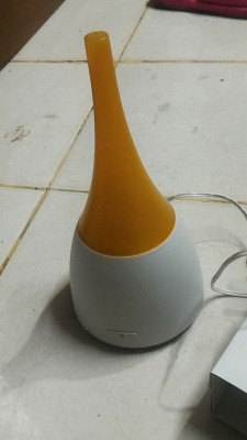 เครื่องเพิ่มความชื่นใช้การแตกตัวของน้ำเป็น ของใหม่  ยี่ห้อ AROMA  POT ในห้องระบบอัลตร้าโซนิคแบบไม่ใช้ความร้อน ใช้กับผู้ที่หายใจติดขัดหรือลำบากได้ดี ผู้เป็นภูมิแพ้ต่างได้ดี