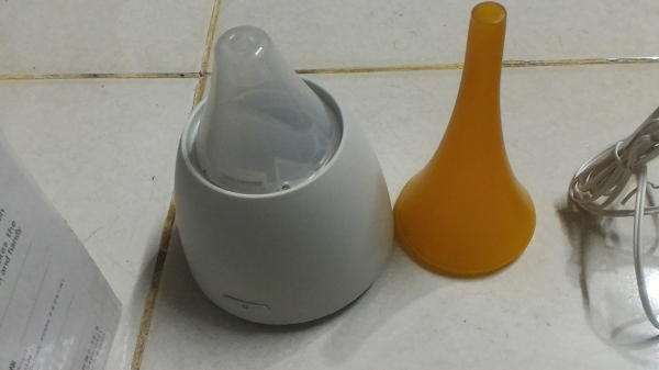 เครื่องเพิ่มความชื่นใช้การแตกตัวของน้ำเป็น ของใหม่  ยี่ห้อ AROMA  POT ในห้องระบบอัลตร้าโซนิคแบบไม่ใช้ความร้อน ใช้กับผู้ที่หายใจติดขัดหรือลำบากได้ดี ผู้เป็นภูมิแพ้ต่างได้ดี