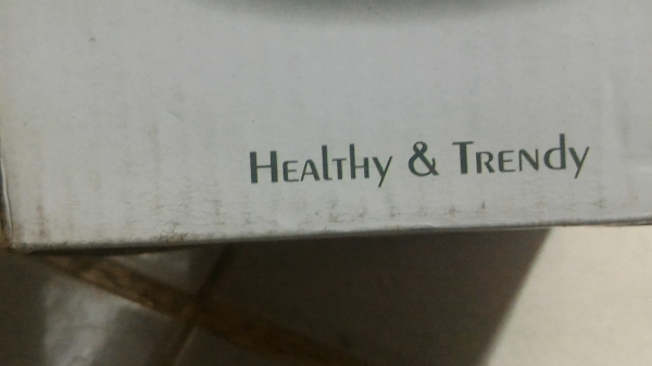 เครื่องเพิ่มความชื่นใช้การแตกตัวของน้ำเป็น ของใหม่  ยี่ห้อ AROMA  POT ในห้องระบบอัลตร้าโซนิคแบบไม่ใช้ความร้อน ใช้กับผู้ที่หายใจติดขัดหรือลำบากได้ดี ผู้เป็นภูมิแพ้ต่างได้ดี