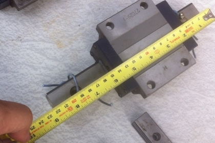 ชุดลูกกลิ้งรางสไลด์ถอดจากเครื่องCNC ขนาดกว้าง 35 มม. ยาว 22 ซม.เป็นรางแนวตั้งของเครื่อง ( มี 8 อัน)