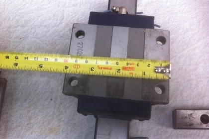 ชุดลูกกลิ้งรางสไลด์ถอดจากเครื่องCNC ขนาดกว้าง 35 มม. ยาว 22 ซม.เป็นรางแนวตั้งของเครื่อง ( มี 8 อัน)