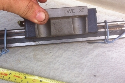 ชุดลูกกลิ้งรางสไลด์ถอดจากเครื่องCNC ขนาดกว้าง 35 มม. ยาว 22 ซม.เป็นรางแนวตั้งของเครื่อง ( มี 8 อัน)