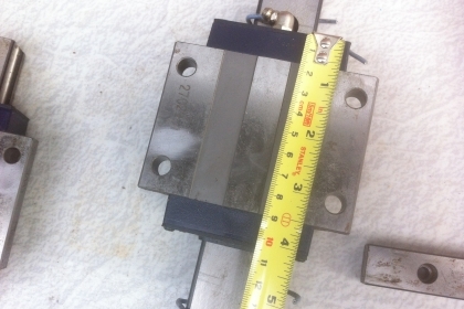 ชุดลูกกลิ้งรางสไลด์ถอดจากเครื่องCNC ขนาดกว้าง 35 มม. ยาว 22 ซม.เป็นรางแนวตั้งของเครื่อง ( มี 8 อัน)