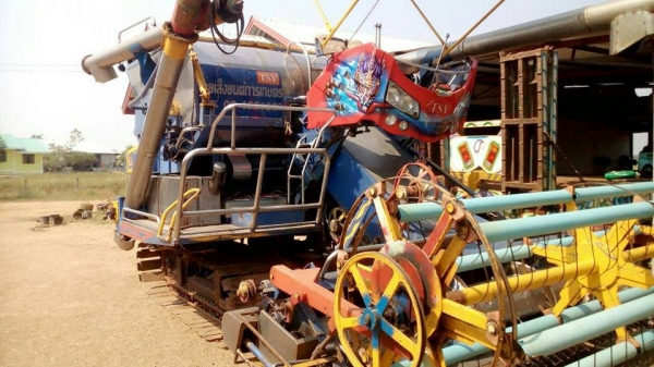 ขายรถเกี่ยวไทยเส็งยนต์ ปี55 ใช้งานน้อย เครื่อง225เทอร์โบ ตัวเดิน12 ปั้ม23ไดกิ้น สภาพพร้อมใช้งาน สนใจโทร 090-8588220คุณนะ 093-3258446คุณบิว หรือเข้าดูสินค้าอื่นๆได้ที่ www.truck.in.th/498 หรือเพจFacebook ณรงค์ ซื้อขายรถมือสอง (เว็บไซต์ส่วนตัว) หรือFacebook