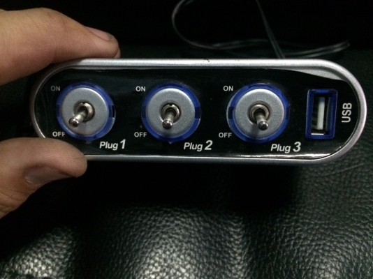 จุดบุหรี่3ช่อง 1ช่องUSB มีสวิตปิดเปิด มือ2 ญี่ปุ่น