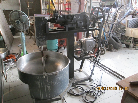 ไฟฟ้า220vขายครับ  นวดแป้ง  อย่างดี   มีเกียร์  ช้า เร็ว  ขายถูกๆ