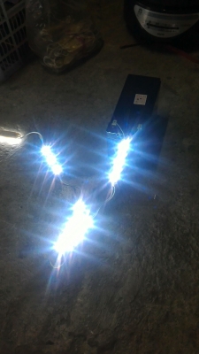 ชุดไฟ LED ชนิดสว่างมาก 3 ดวงต่อชุด ใช้ไฟ DC 12 V. จากแบตเตอรีได้เลย ต่อกันยาวได้ไม่จำกัด ( 25 บาท / ชุด )