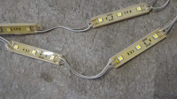 ชุดไฟ LED ชนิดสว่างมาก 3 ดวงต่อชุด ใช้ไฟ DC 12 V. จากแบตเตอรีได้เลย ต่อกันยาวได้ไม่จำกัด ( 25 บาท / ชุด )