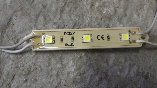 ชุดไฟ LED ชนิดสว่างมาก 3 ดวงต่อชุด ใช้ไฟ DC 12 V. จากแบตเตอรีได้เลย ต่อกันยาวได้ไม่จำกัด ( 25 บาท / ชุด )