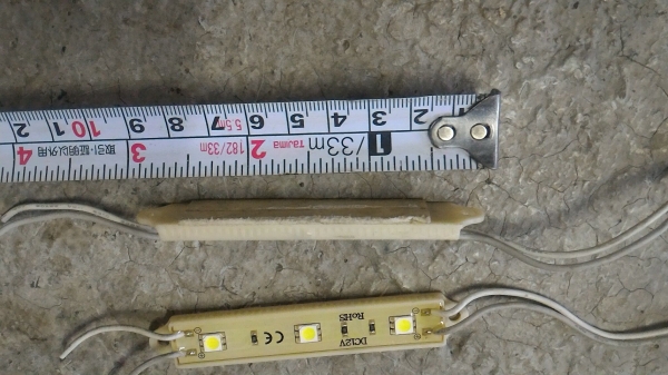 ชุดไฟ LED ชนิดสว่างมาก 3 ดวงต่อชุด ใช้ไฟ DC 12 V. จากแบตเตอรีได้เลย ต่อกันยาวได้ไม่จำกัด ( 25 บาท / ชุด )