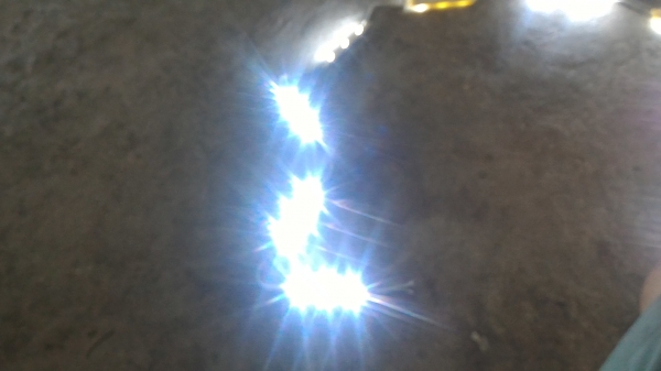 ชุดไฟ LED ชนิดสว่างมาก 3 ดวงต่อชุด ใช้ไฟ DC 12 V. จากแบตเตอรีได้เลย ต่อกันยาวได้ไม่จำกัด ( 25 บาท / ชุด )