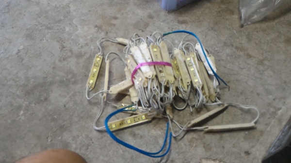 ชุดไฟ LED ชนิดสว่างมาก 3 ดวงต่อชุด ใช้ไฟ DC 12 V. จากแบตเตอรีได้เลย ต่อกันยาวได้ไม่จำกัด ( 25 บาท / ชุด )