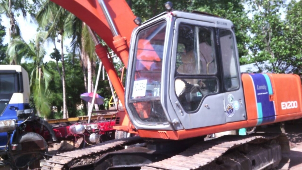 ขายด่วน HITASHI EX200-2สภาพพร้อมใช้งาน ไฟฟ้าครบ โซ่ช่วงล่างสวย เอวแน่น ไฟฟ้าครบ รถพร้อมใช้งานครับ