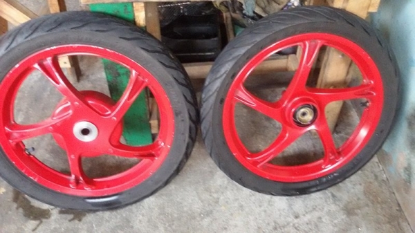 ล้อแม็คแท้พร้อมยาง mio 115 สีแดง สีเดิมๆ สภาพดี ไม่คดไม่ดุ้งครับ