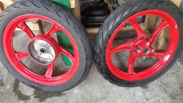 ล้อแม็คแท้พร้อมยาง mio 115 สีแดง สีเดิมๆ สภาพดี ไม่คดไม่ดุ้งครับ