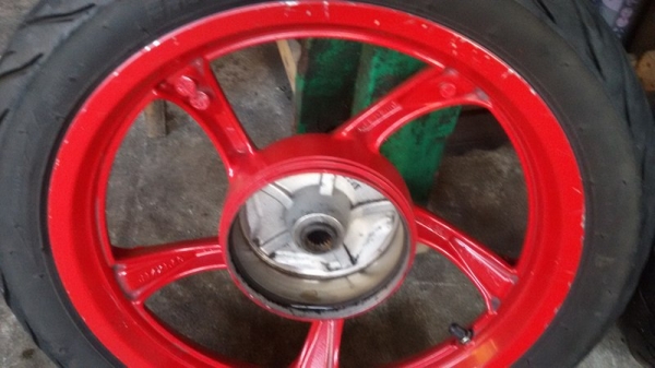ล้อแม็คแท้พร้อมยาง mio 115 สีแดง สีเดิมๆ สภาพดี ไม่คดไม่ดุ้งครับ