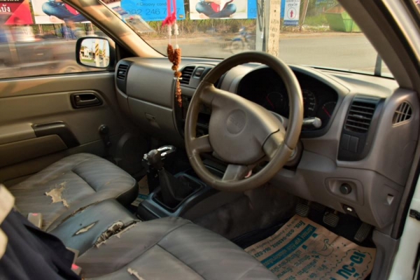 อีซูซุ สปาร์ค Ex สีขาว ปี 2004 เครื่อง 2500 เทอโบ ราคา เบา ๆ อีซูซุ สปาร์ค Ex สีขาว ปี 2004 เครื่อง 2500 เทอโบ ราคา เบา ๆ