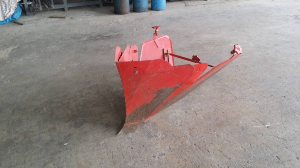 นำเข้าจากญี่ปุ่น หัวหมูขึ้นร่องขนาดใหญ่  เก่าญี่ปุ่น ใช้ติดกับรถไถเดินตาม หรือรถพรวนดิน ช่วยในการขึ้นร่องไถได้ง่ายและสะดวกขึ้น