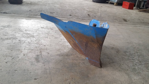 นำเข้าจากญี่ปุ่น หัวหมูขึ้นร่องขนาดกลาง เก่าญี่ปุ่น ใช้ติดกับรถไถเดินตาม หรือรถพรวนดิน ช่วยในการขึ้นร่องไถได้ง่ายและสะดวกขึ้น สภาพดี