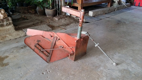 นำเข้าจากญี่ปุ่น หัวหมูขึ้นร่องขนาดใหญ่ด้านเดียว เก่าญี่ปุ่น ใช้ติดกับรถไถเดินตาม หรือรถพรวนดิน ช่วยในการขึ้นร่องไถได้ง่ายและสะดวกขึ้น สภาพดี