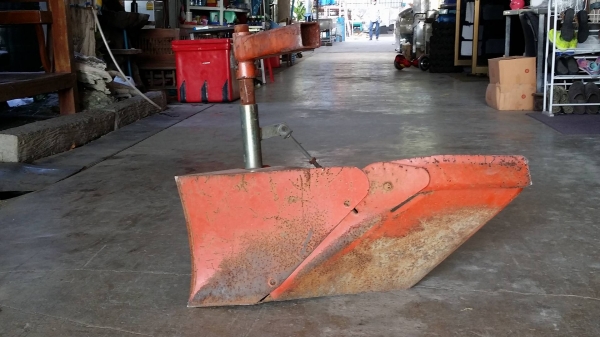 นำเข้าจากญี่ปุ่น หัวหมูขึ้นร่องขนาดใหญ่ด้านเดียว เก่าญี่ปุ่น ใช้ติดกับรถไถเดินตาม หรือรถพรวนดิน ช่วยในการขึ้นร่องไถได้ง่ายและสะดวกขึ้น สภาพดี