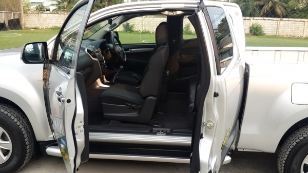 ISUZU  DMAX Space Cab  2.5 Z  โฉม HI LANDER  รถใหม่สภาพเยี่ยมป้ายแดงเลยคร่ะ  สนใจทักจิ๊ฟมาคุยกันได้น่ะคร่ะ