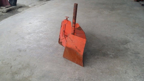 นำเข้าจากญี่ปุ่น หัวหมูขึ้นร่องขนาดกลางด้านเดียว เก่าญี่ปุ่น ใช้ติดกับรถไถเดินตาม หรือรถพรวนดิน ช่วยในการขึ้นร่องไถได้ง่ายและสะดวกขึ้น สภาพดี