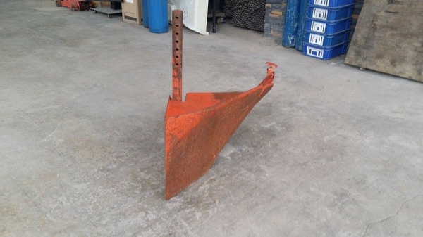 นำเข้าจากญี่ปุ่น หัวหมูขึ้นร่องขนาดกลางด้านเดียว เก่าญี่ปุ่น ใช้ติดกับรถไถเดินตาม หรือรถพรวนดิน ช่วยในการขึ้นร่องไถได้ง่ายและสะดวกขึ้น สภาพดี