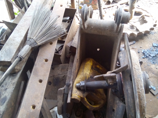 บุ้งกี้เล็กใส่รถแมคโฮ  PC,30_25_  พร้อมใช้งาน