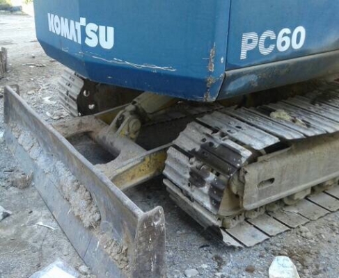 KOMATSU PC 60-6 รถบอดี้สวยเดิมสภาพดีพร้อมใช้งานได้เลยครับ เครื่องยนต์เดิมปั๊มเดิมๆแห้งดีแรงดีทำงานเร็วไม่โหลดครับ ภายในเก๋งสะอาดสวย คอนโทรลยาว ขับง่ายใช้งานได้คล่องตัวสุดๆ ภายนอกบูมอาร์มสวยไม่มีปะไม่มีดาม ช่วงล่างเอวแน่นดี โรลเลอร์ใบแทรกสภาพดีประมาณ 60\% พ
