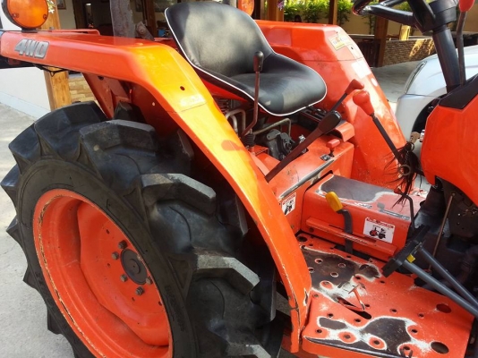 คูโบต้า L2808 4 WD ใบมีดดันหน้าตราช้าง รถไร่ไม่เคยลงนา เล่มทะเบียนพร้อม