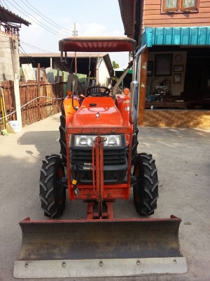 คูโบต้า L2808 4 WD ใบมีดดันหน้าตราช้าง รถไร่ไม่เคยลงนา เล่มทะเบียนพร้อม