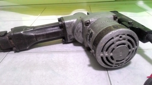 เครื่องสกัดคอนกรีต makita รุ่น HM1201แท้ๆ เดิมๆสภาพพร้อมทำงานได้เลยครับ