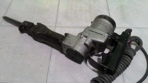 เครื่องสกัดคอนกรีต makita รุ่น HM1201แท้ๆ เดิมๆสภาพพร้อมทำงานได้เลยครับ