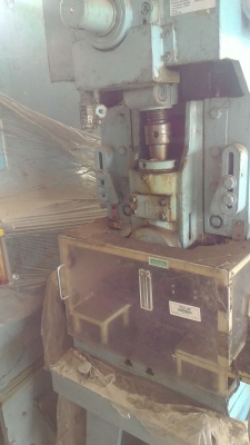 เครื่องปั๊มกดอัดขึ้นรูปชิ้นงาน ยี่ห้อ SAMYANG HEAVY MACHINERY ขนาดแรงกดปั๊ม 25 ตัน  (มีแค่ 6 เครื่อง)