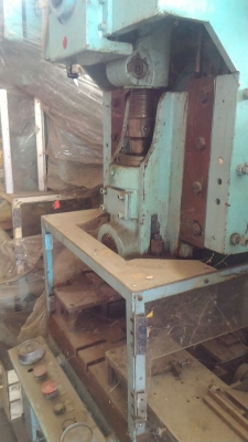 เครื่องปั๊มกดอัดขึ้นรูปชิ้นงาน ยี่ห้อ SAMYANG HEAVY MACHINERY ขนาดแรงกดปั๊ม 25 ตัน  (มีแค่ 6 เครื่อง)