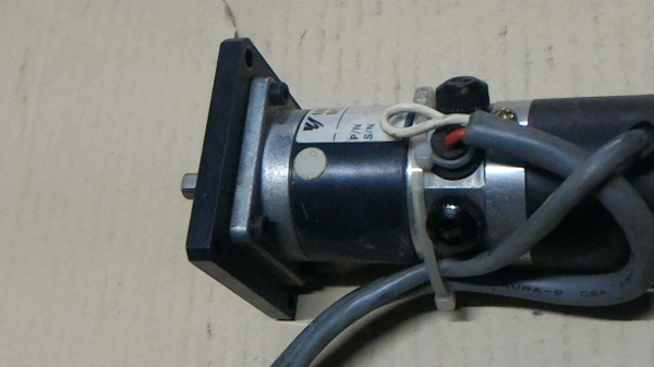 มอเตอร์ DC  MINERTIA พร้อม เอ็นโค้ดเดอร์ ที่ส่วนท้ายของมอเตอร์ เริ่มหมุนที่ 12 V.  แกนเพลาขนาดโตประมาณ 6 -8 มม. แรงบิดออกตัวดี  ( มี 6 ตัว)