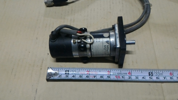 มอเตอร์ DC  MINERTIA พร้อม เอ็นโค้ดเดอร์ ที่ส่วนท้ายของมอเตอร์ เริ่มหมุนที่ 12 V.  แกนเพลาขนาดโตประมาณ 6 -8 มม. แรงบิดออกตัวดี  ( มี 6 ตัว)