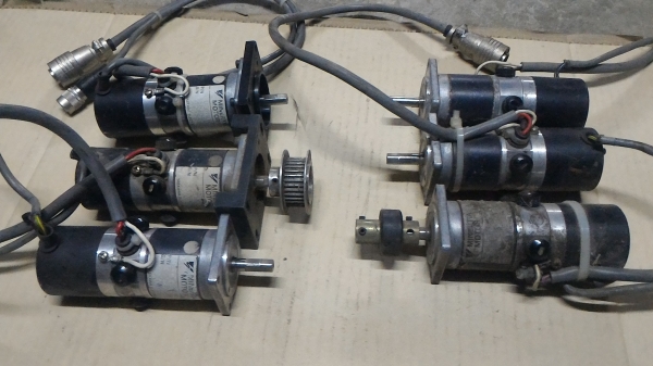 มอเตอร์ DC  MINERTIA พร้อม เอ็นโค้ดเดอร์ ที่ส่วนท้ายของมอเตอร์ เริ่มหมุนที่ 12 V.  แกนเพลาขนาดโตประมาณ 6 -8 มม. แรงบิดออกตัวดี  ( มี 6 ตัว)