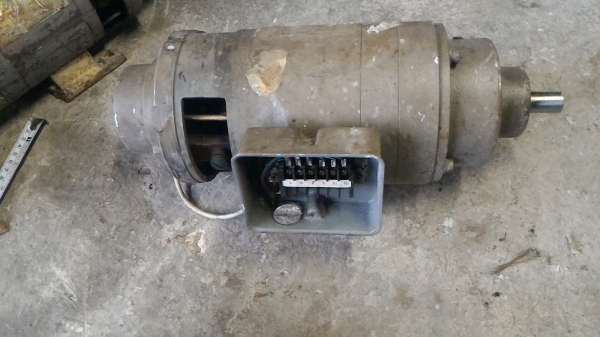 มอเตอร์เกียร์ทดDC ยี่ห้อ MIKI  ขนาด 200 W. อัตราที่ 25 : 1 แรงบิดสูง มีเอ็นโค้ดเดอร์นับรอบที่ส่วนท้าย