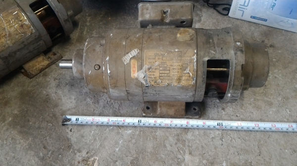 มอเตอร์เกียร์ทดDC ยี่ห้อ MIKI  ขนาด 200 W. อัตราที่ 25 : 1 แรงบิดสูง มีเอ็นโค้ดเดอร์นับรอบที่ส่วนท้าย