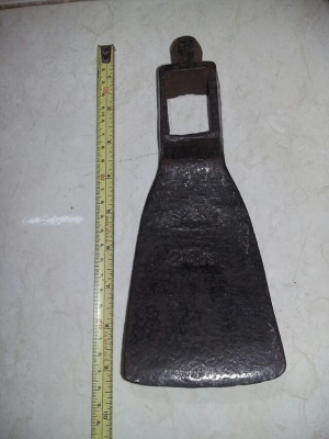 ขายจอบหงอนโบราณตราตา 2 1/4 lbs. Made in Germany.