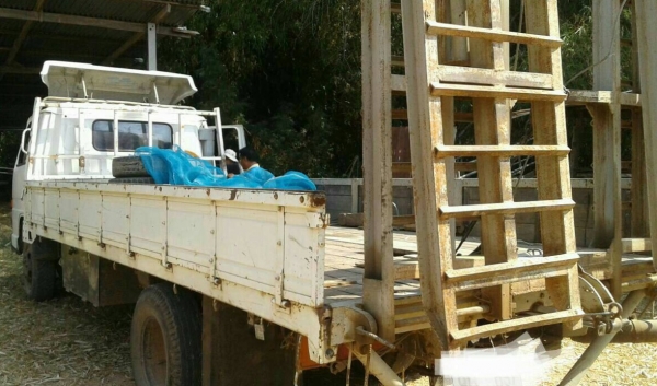 ISUZU NPR 115 HP 4BD1 รถบรรทุกหกล้อ กระบะเหล็กคาร์โก้ความยาว 5 เมตรมีหางพับขึ้นรถไถครบพร้อม ภายในเก๋งคอนโซลครบ พวงมาลัยเพาเวอร์ ช่วงล่างเดิมๆคัชซีไม่แตกไม่บวม ยาง 8.25 ขอบ 16 สภาพดีพร้อมใช้งาน เอกสารทะเบียนครบพร้อมโอน ราคาต่อรองได้ครับ ISUZU NPR 115 HP 4BD1 รถบรรทุกหกล้อ กระบะเหล็กคาร์โก้ความยาว 5 เมตรมีหางพับขึ้นรถไถครบพร้อม ภายในเก๋งคอนโซลครบ พวงมาลัยเพาเวอร์ ช่วงล่างเดิมๆคัชซีไม่แตกไม่บวม ยาง 8.25 ขอบ 16 สภาพดีพร้อมใช้งาน เอกสารทะเบียนครบพร้อมโอน ราคาต่อรองได้ครับ