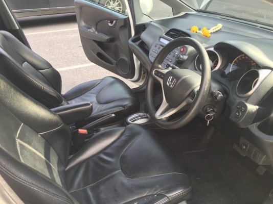 Honda Jazz 1.5SV ปี 2010 มือเดียว ติดแก๊ซแล้วถังโดนัท รถสวยสภาพพร้อมใช้งาน ไม่มีประวัติเชี่ยวชน อุปกรณ์ครบเอกสารพร้อมโอน